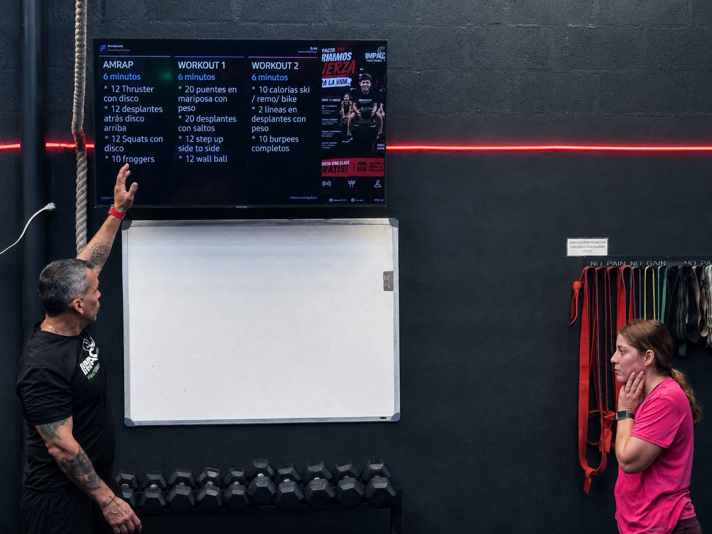 Entrenador señalando el entrenamiento en la TV; foto retocada con IA